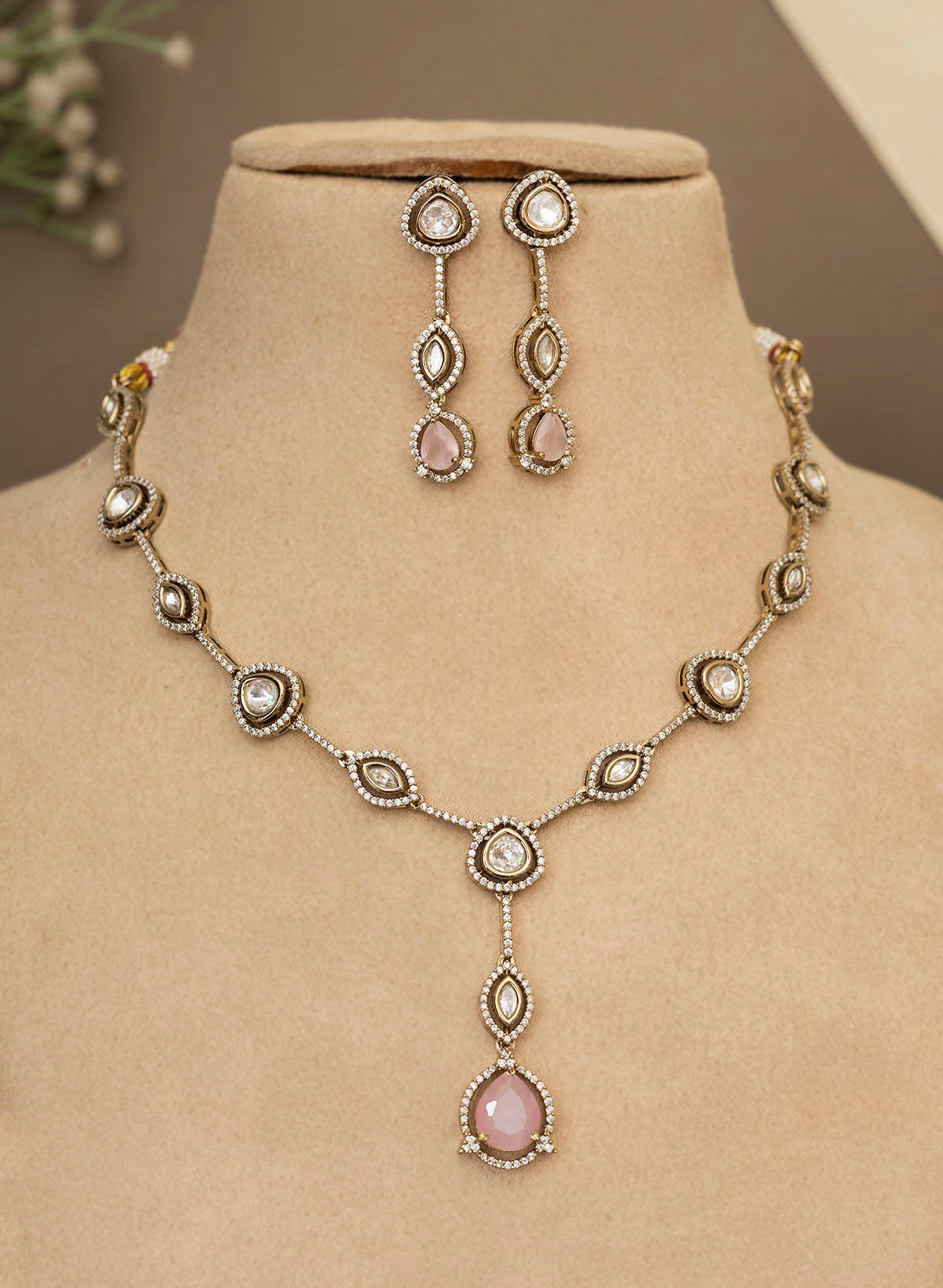 Abhiti Necklace Set