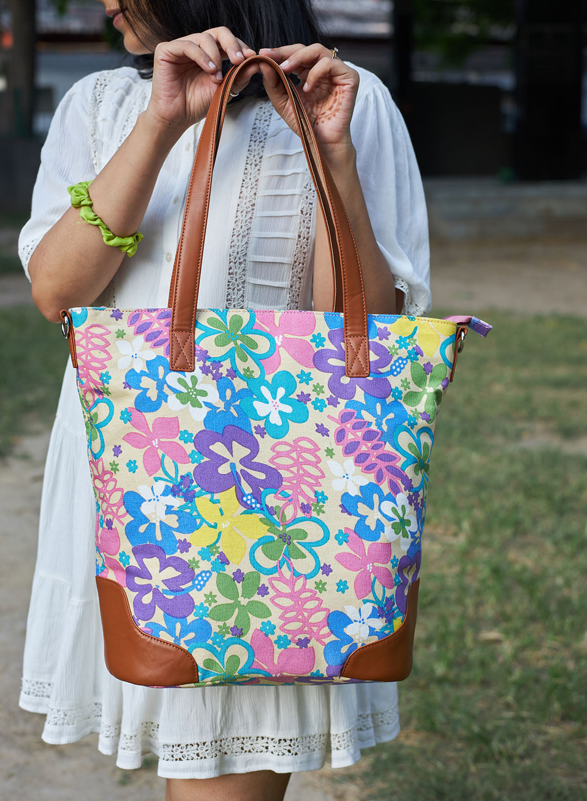 Dashing dahlia tote bag