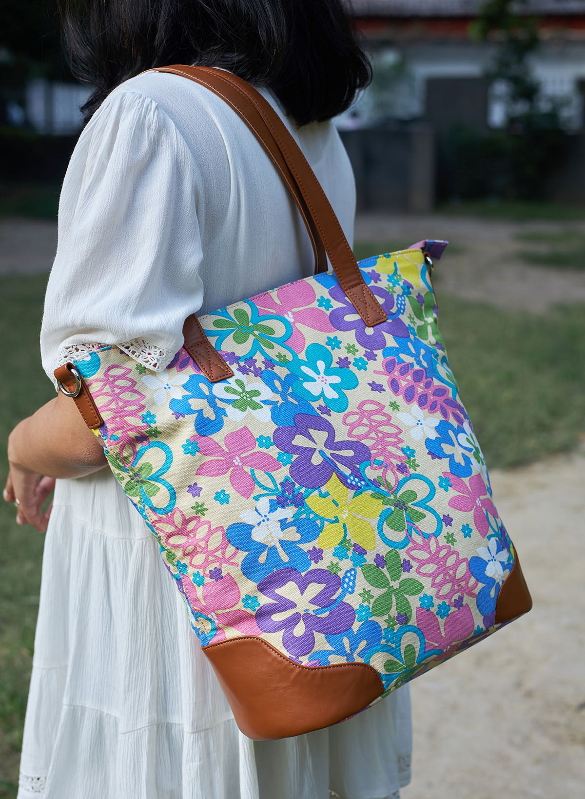 Dashing dahlia tote bag