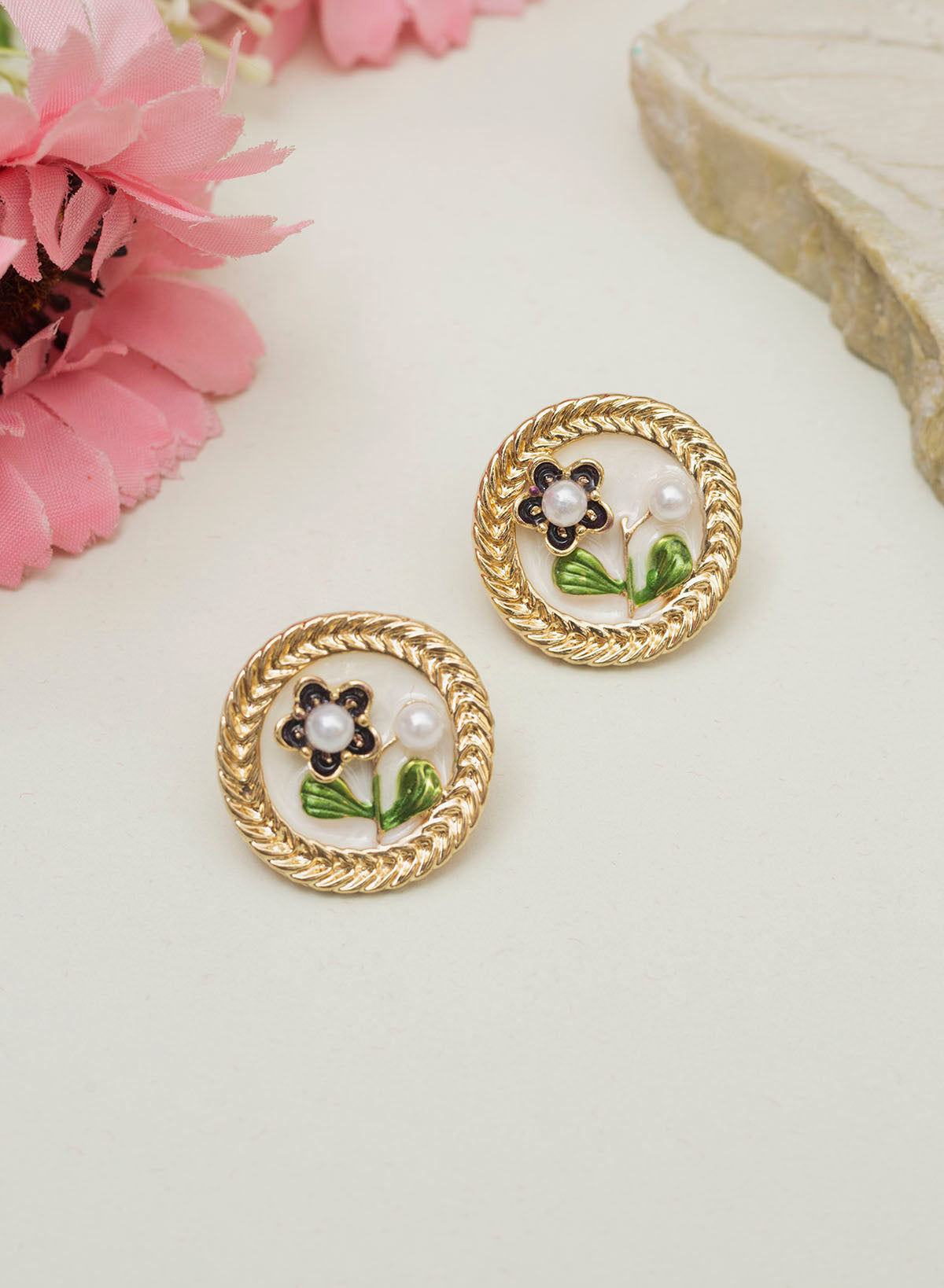 Almaa floral earring