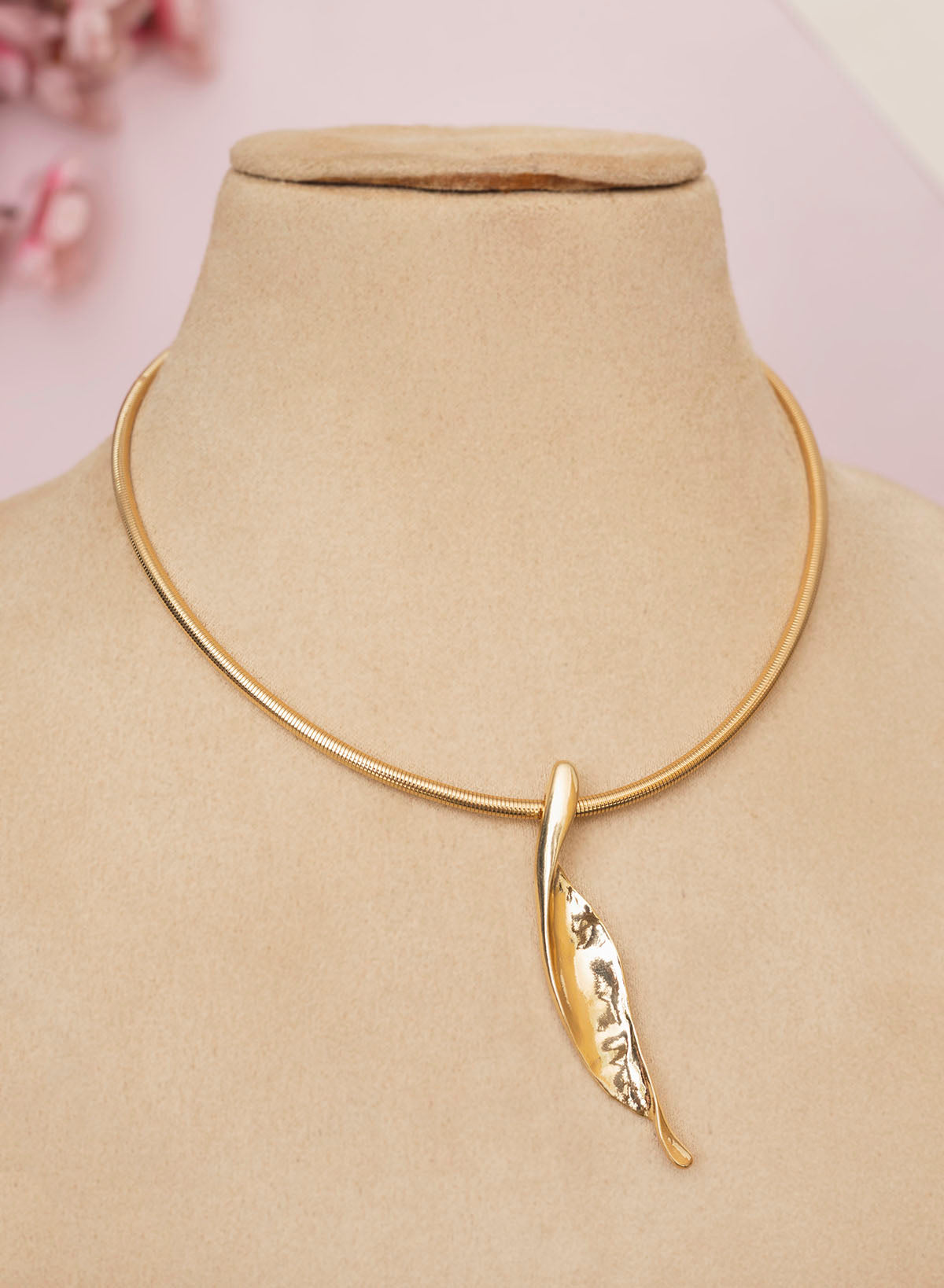 Thea collar necklace