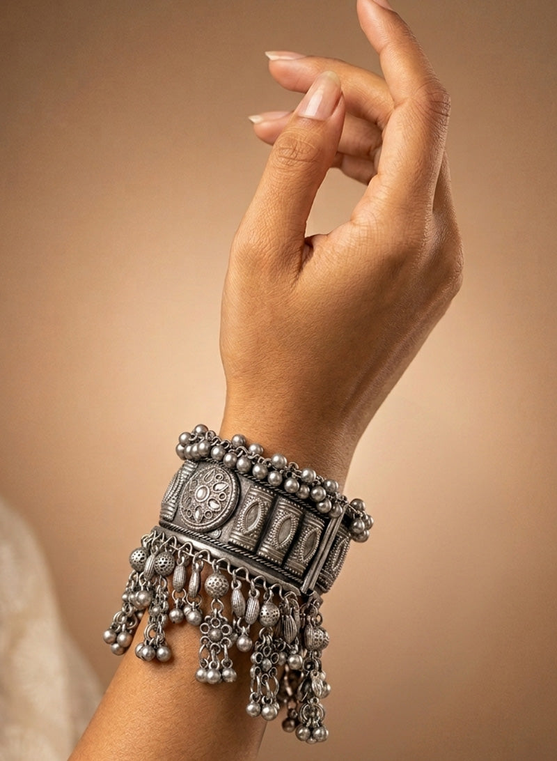 Adhishri Handcuff