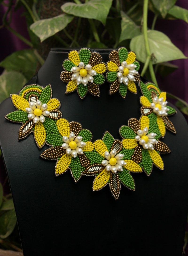 Meera handmde Necklace Set