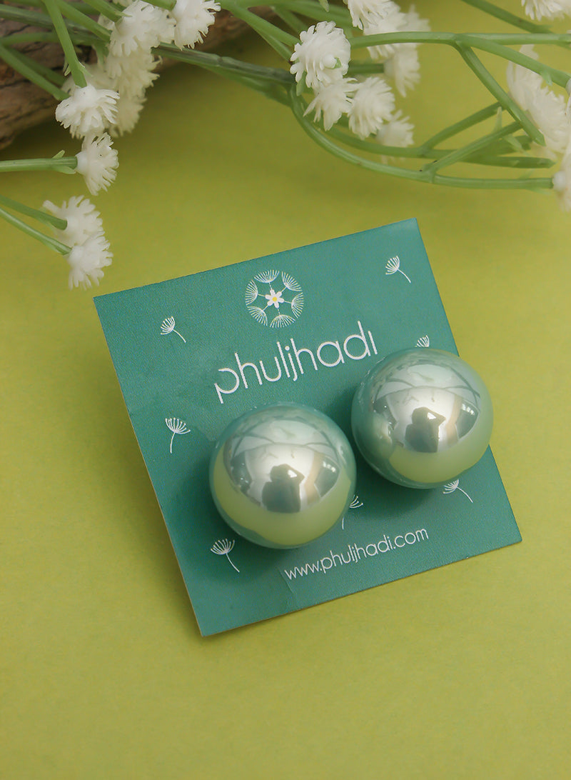 Medium Pearl Stud