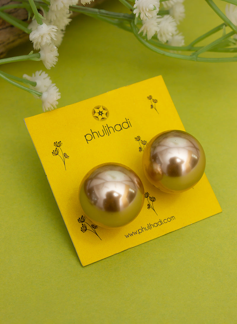Medium Pearl Stud
