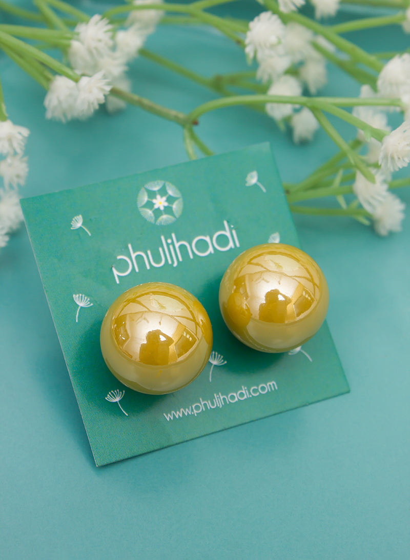 Medium Pearl Stud