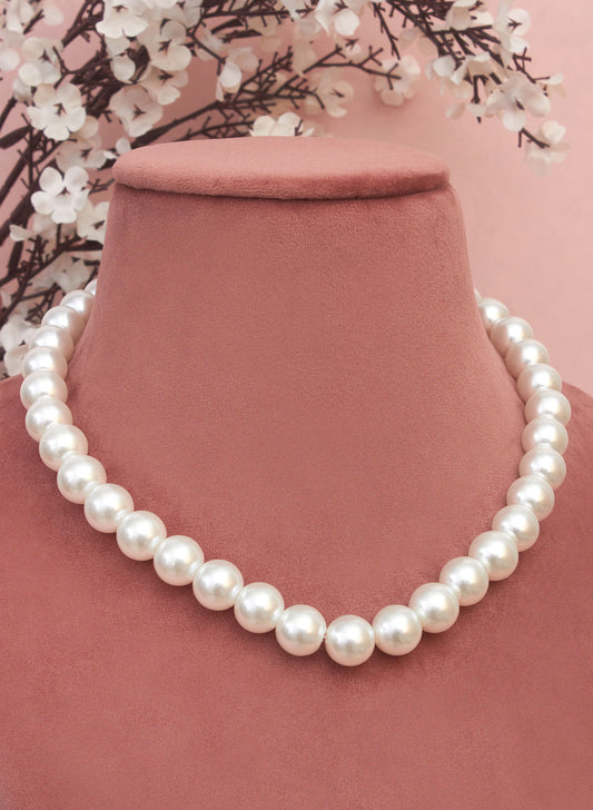 Karla pearl necklace with magnetic closure