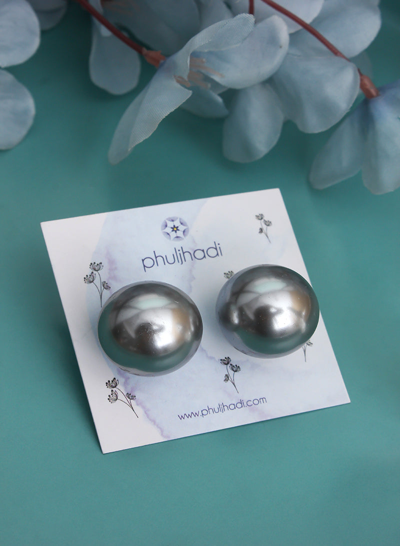 Medium Pearl Stud