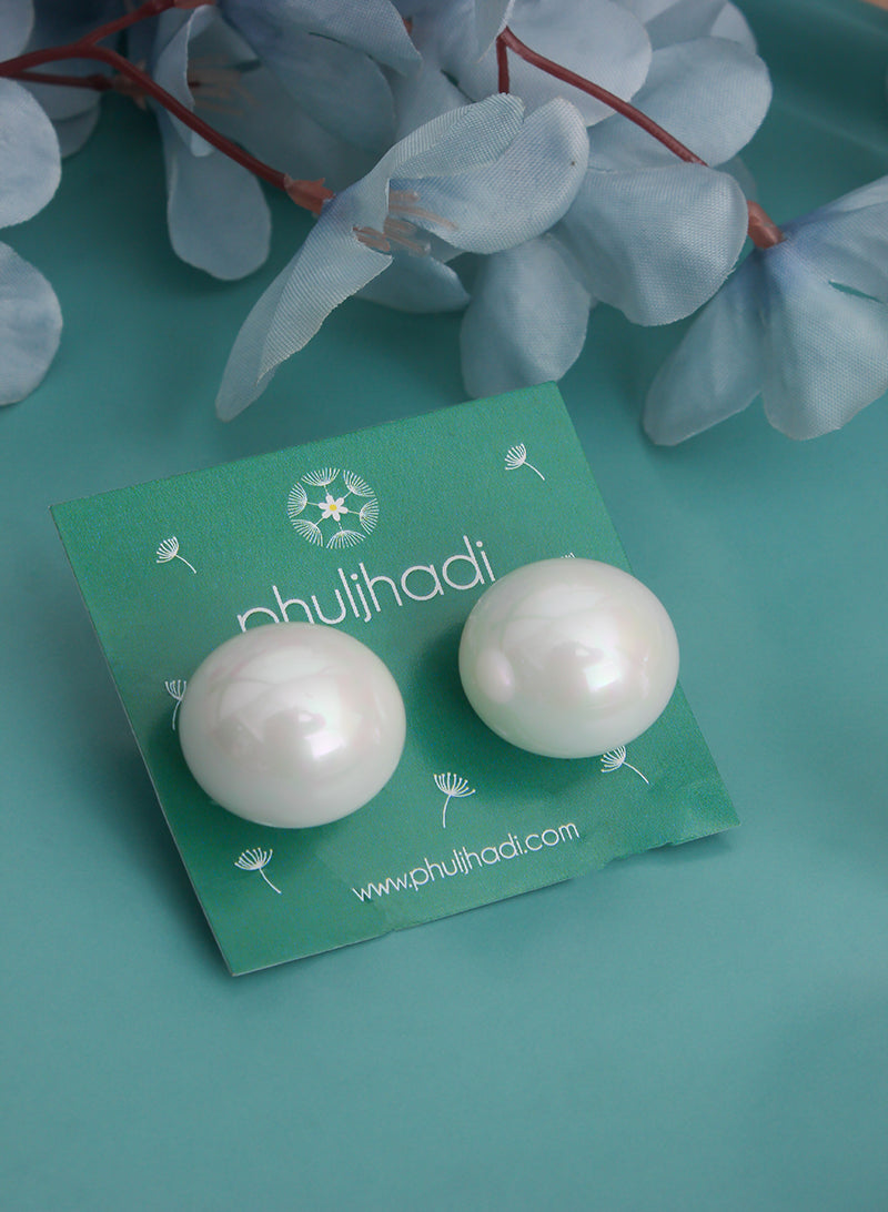 Medium Pearl Stud