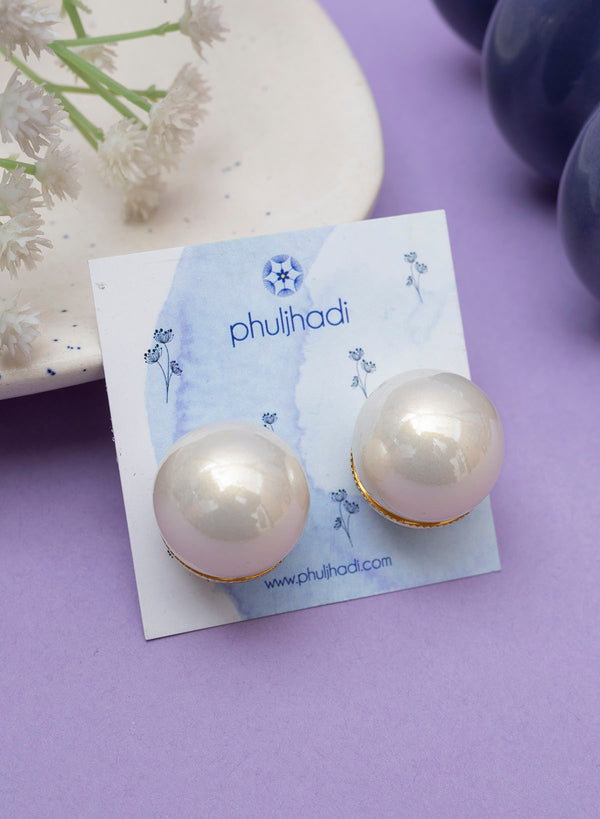 Medium Pearl Stud