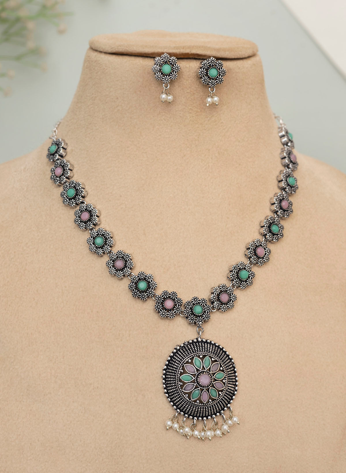Omisha necklace set