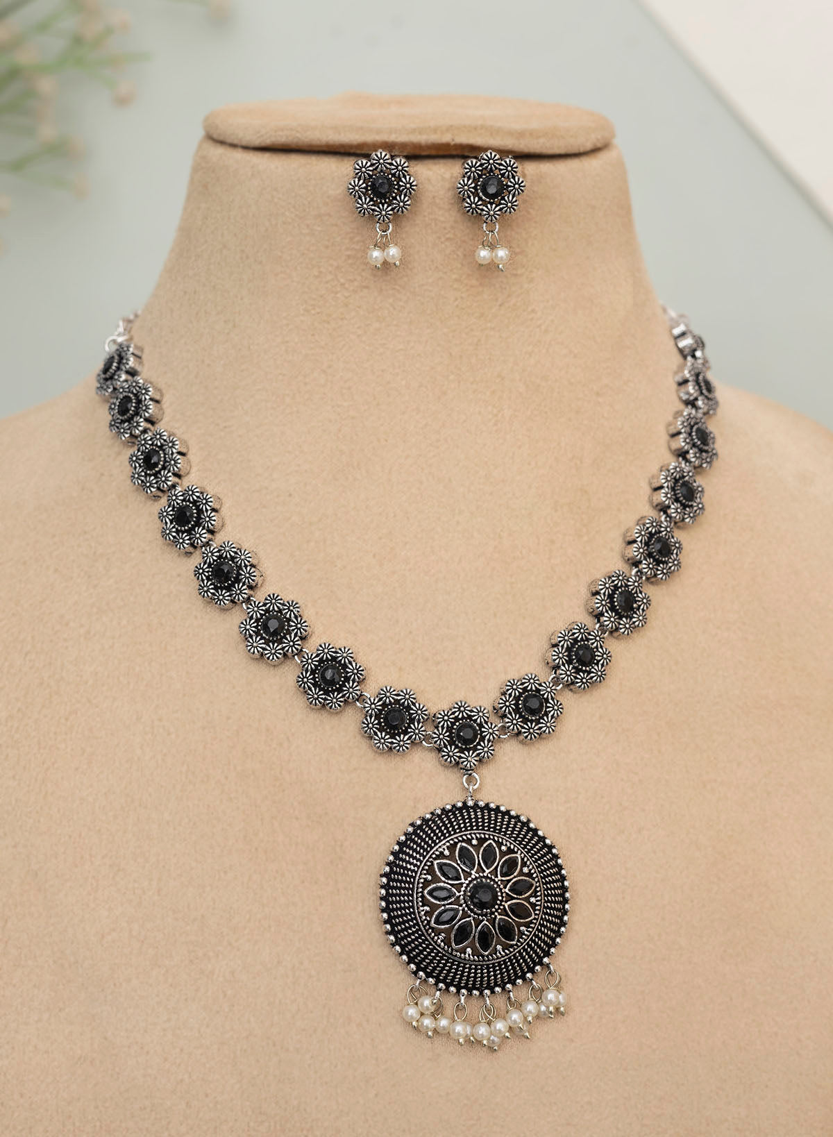 Omisha necklace set