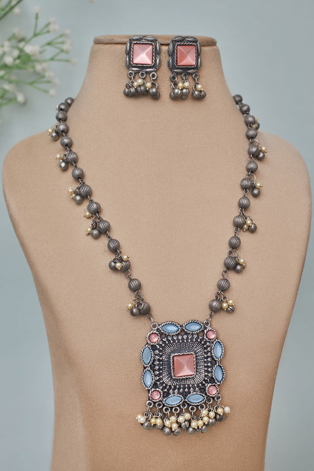 Vriti stone necklace set
