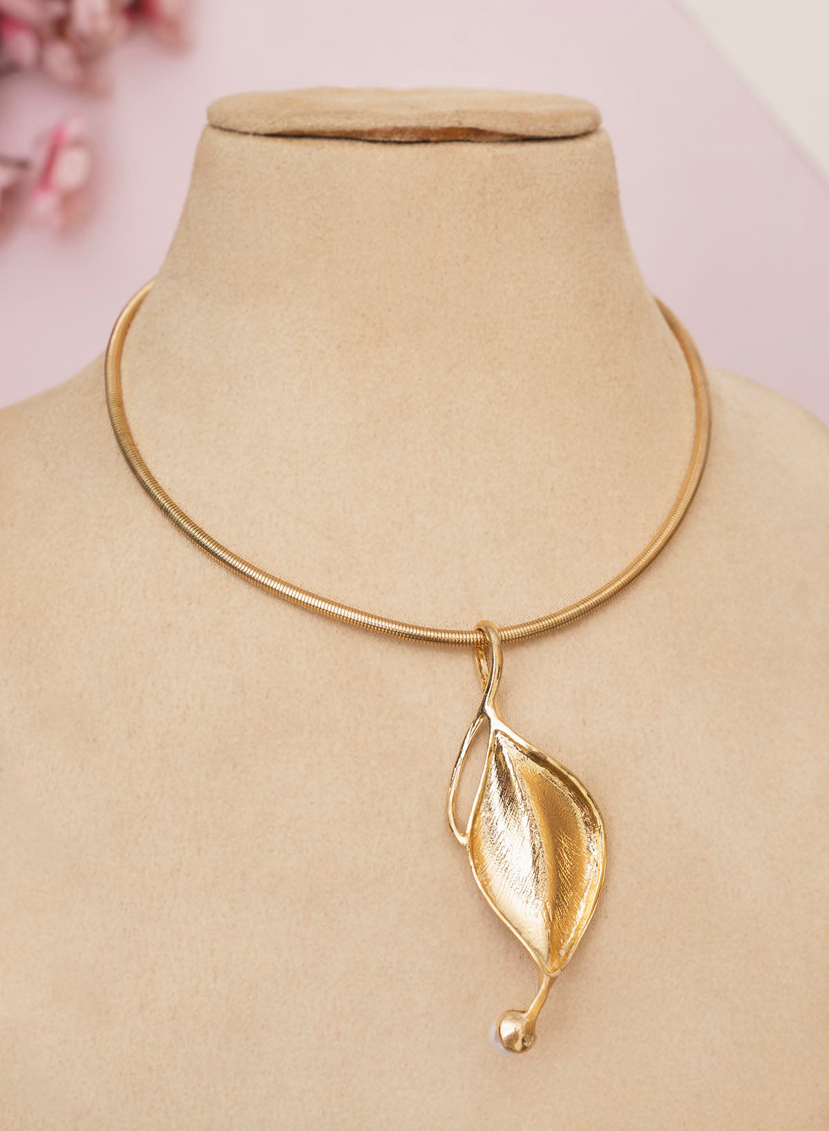 Itzel petal collar necklace