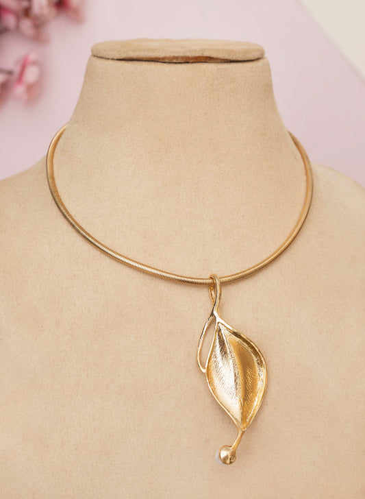 Itzel petal collar necklace