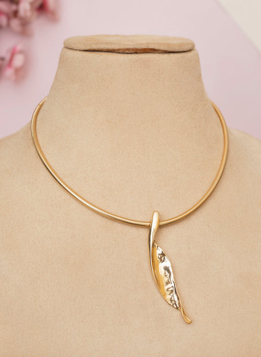 Thea collar necklace
