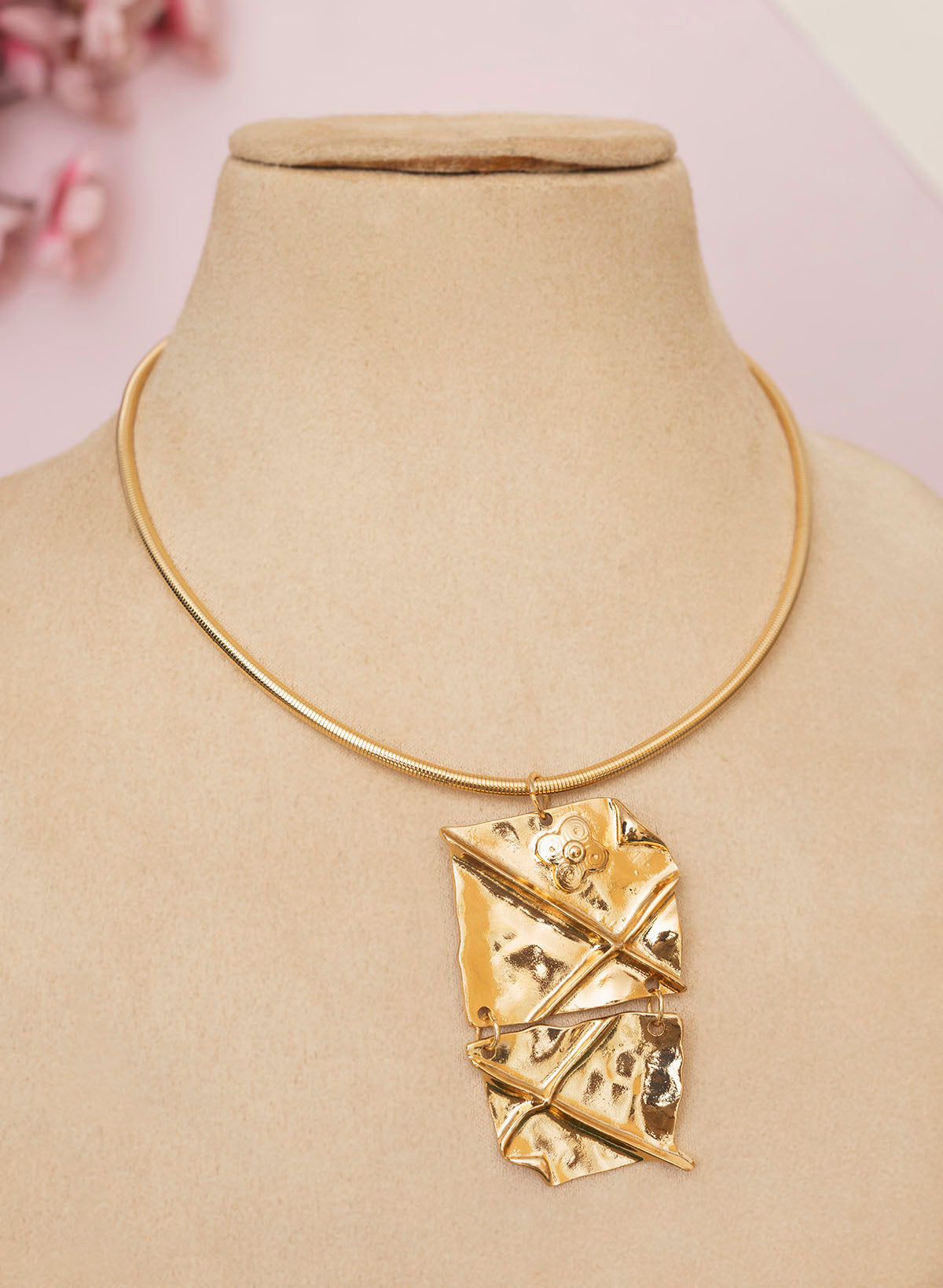 Raaya collar necklace