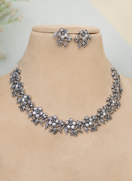 Darvi Necklace Set