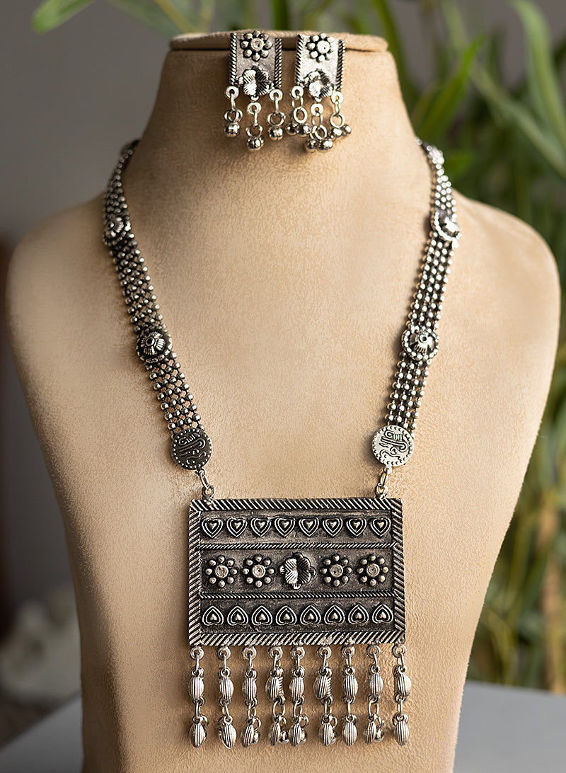 Jivanta Necklace Set