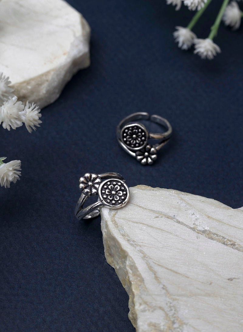Buy Oxidised Antique Kostha Window Toe Rings In 925 Silver from Shaya by  CaratLane