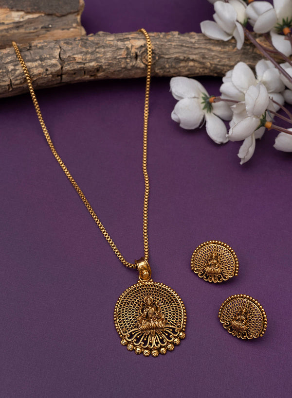 Shanta Golden Pendant Chain Set