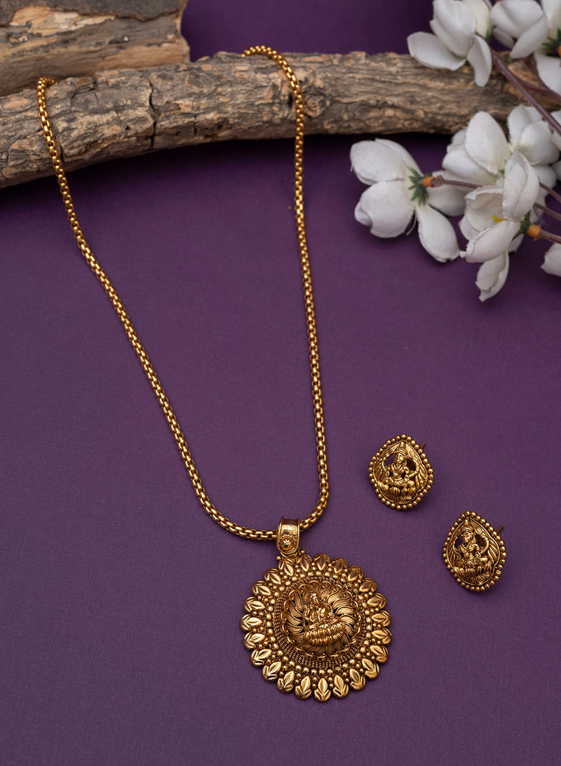 Nadishwari Golden Pendant Chain Set