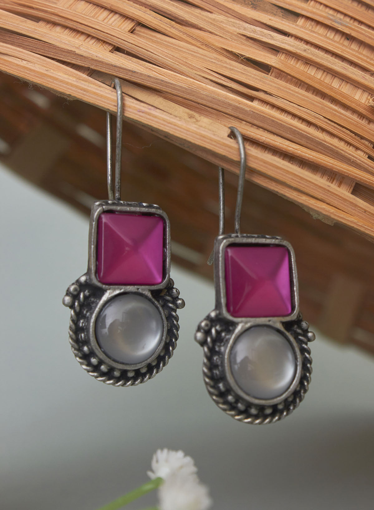 Varalika stone stud