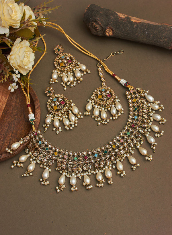 Shreyashi stone necklace set with maangtika