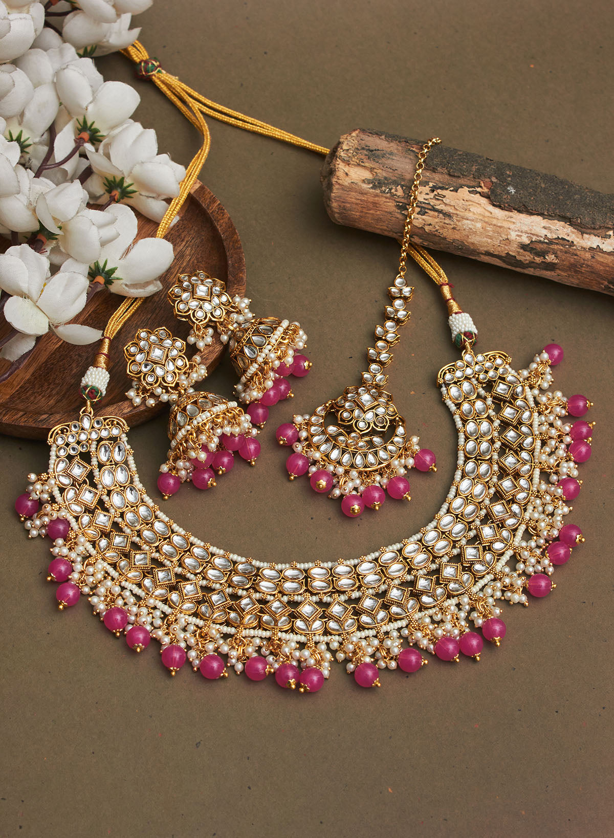 Samprita necklace set with maangtika