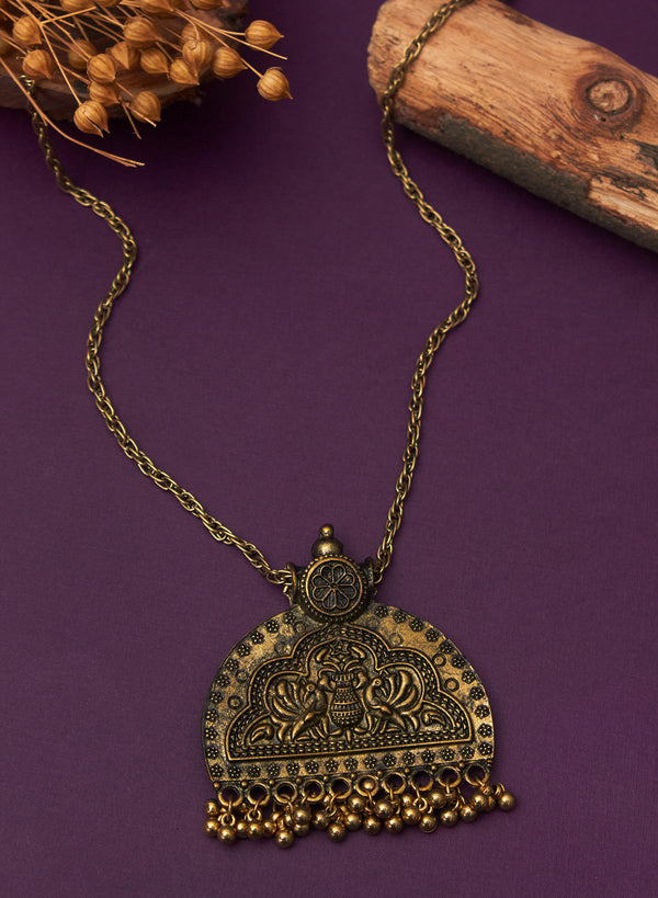 Hanishka pendant necklace