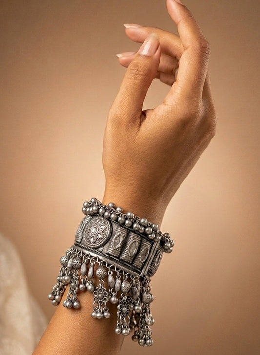 Adhishri Handcuff