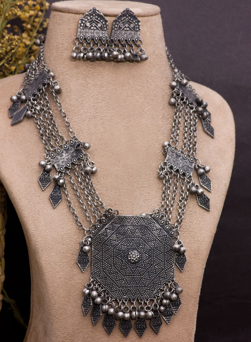 Shuchi silver necklace set