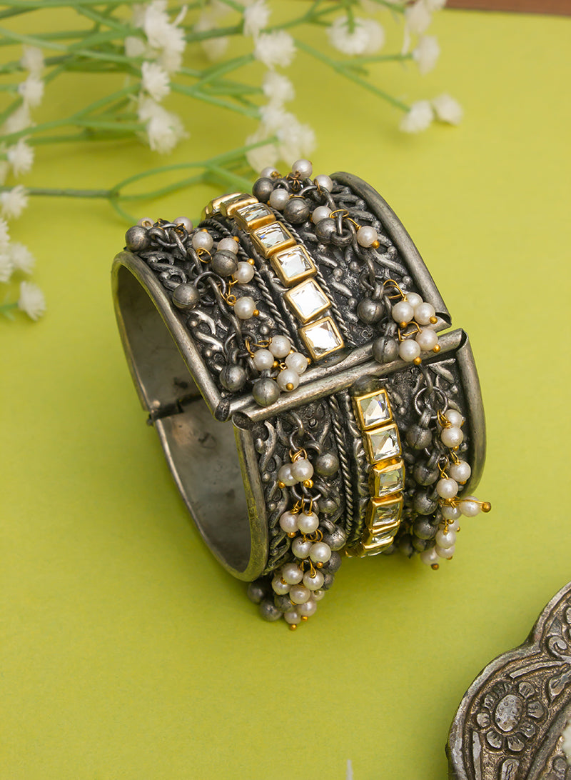 samiksha stone handcuff