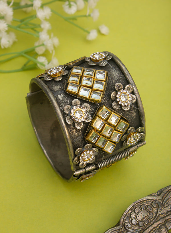 arbela stone handcuff