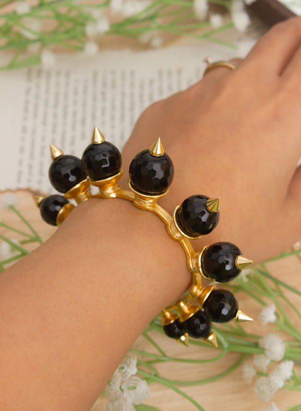 Shivangi Big bead bracelet