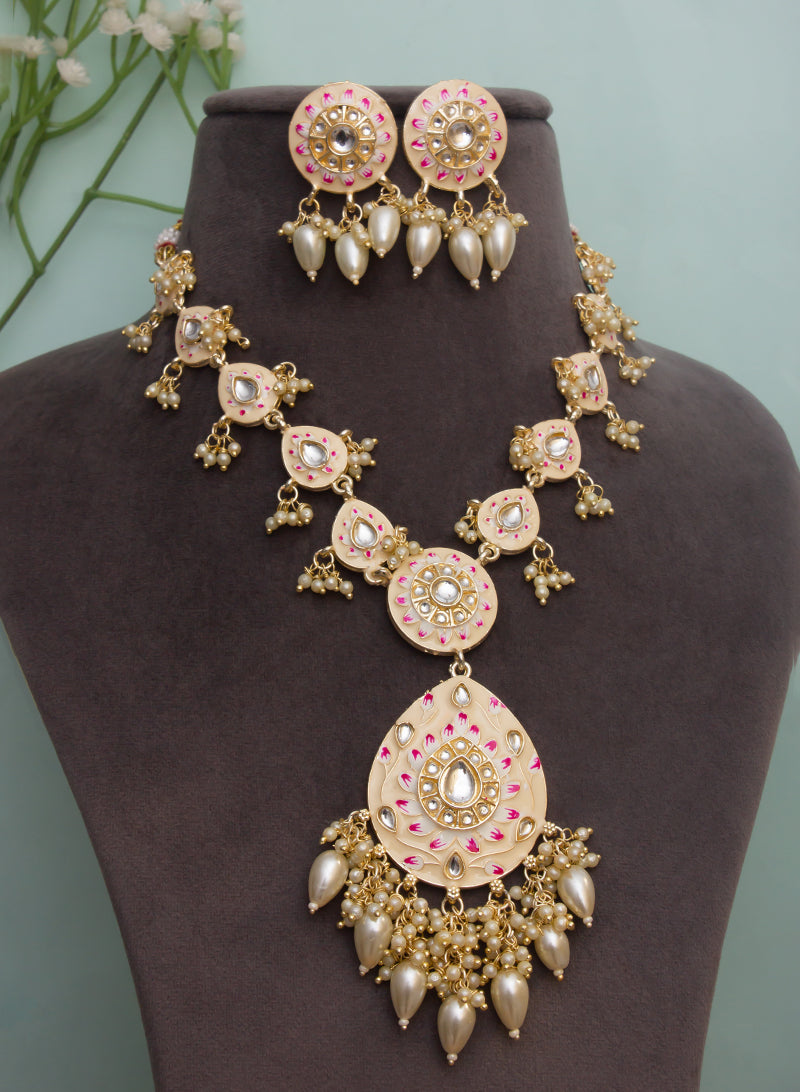 Madhulika meena necklace set with maangtika