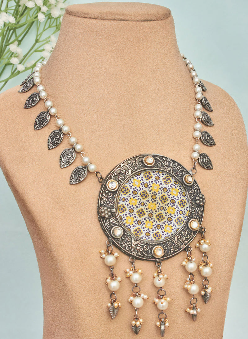 Aditi round pendant necklace