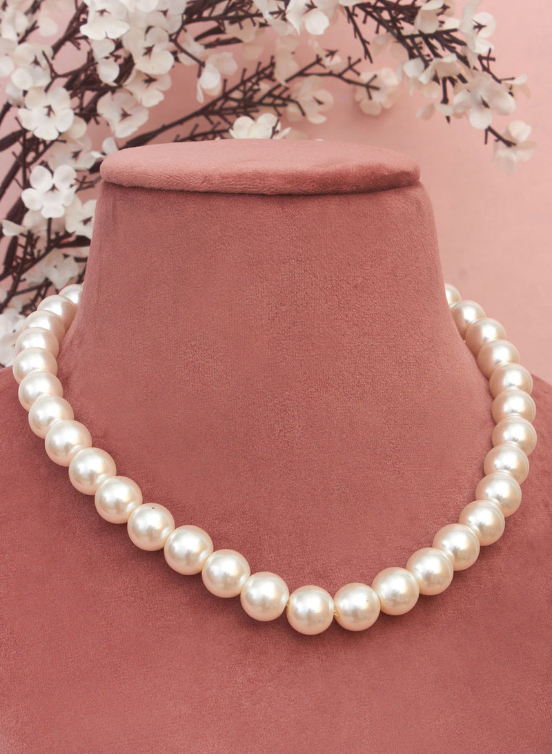Karla pearl necklace with magnetic closure