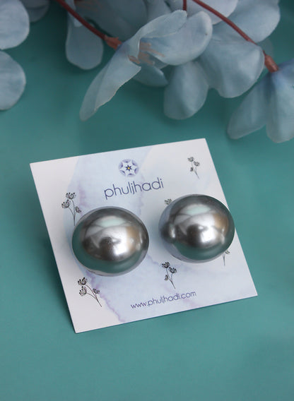 Medium Pearl Stud