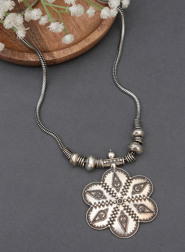 Vini pendant necklace