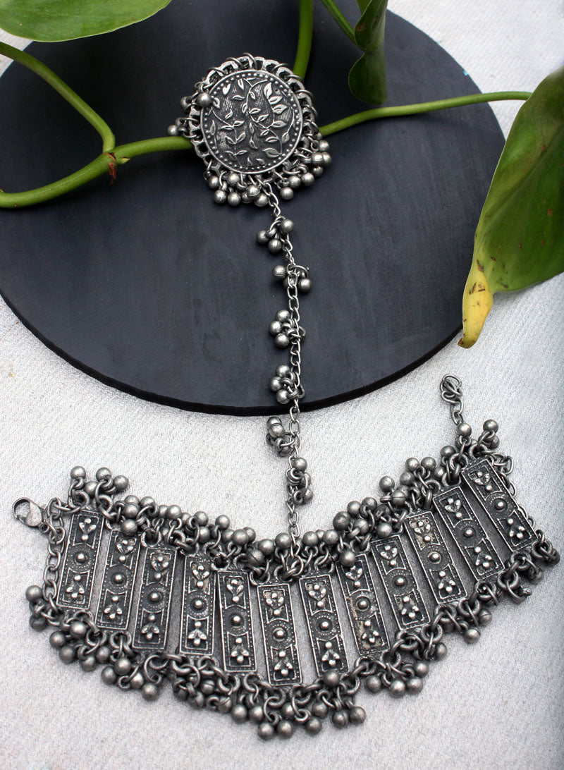 Oxidised Leaf Round Handbracelet