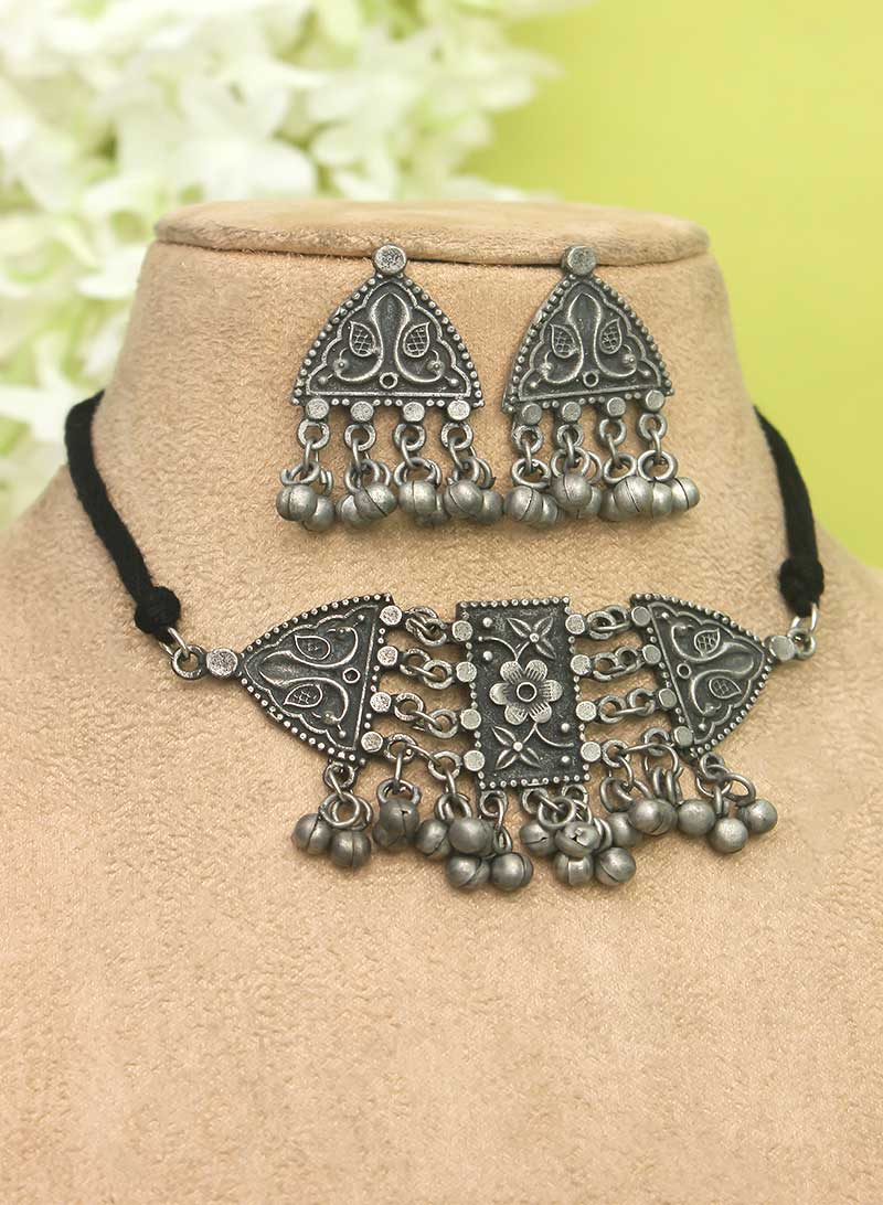 Vaneeta Oxidised Choker set
